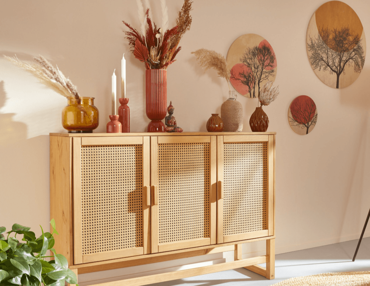 Bufet lemn masiv culoarea mierii 128 cm cu 3 uși din ratan și rafturi, design natural modern pentru living sau dining, înălțime 90 cm